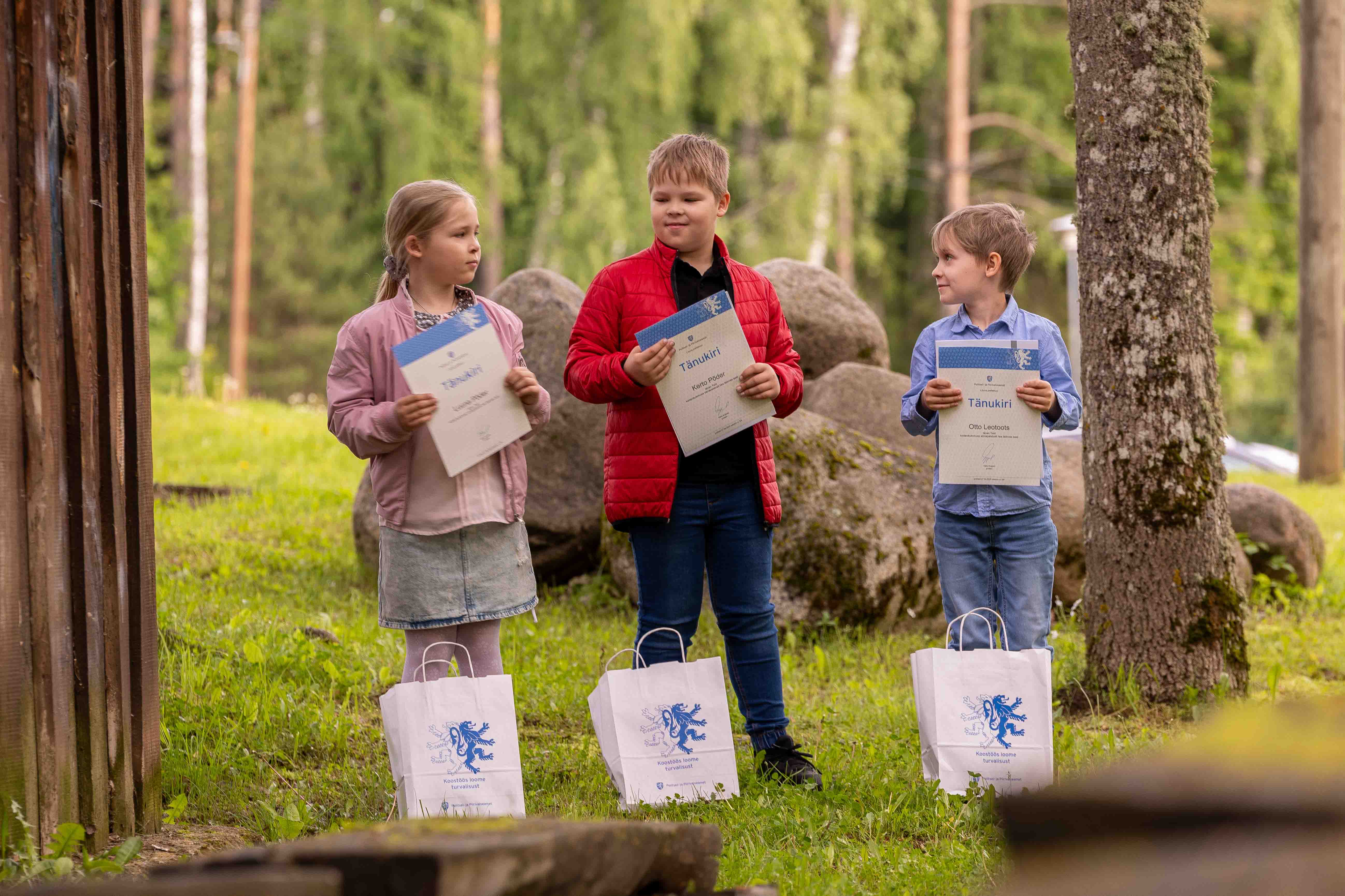 FOTOD: Tähelepanelikud Puiga küla lapsed pälvisid elupäästmise eest prefekti tänukirja